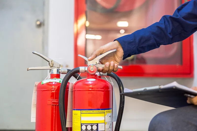 淄博消防器材公司教您怎樣正確使用手提式干粉滅火器？